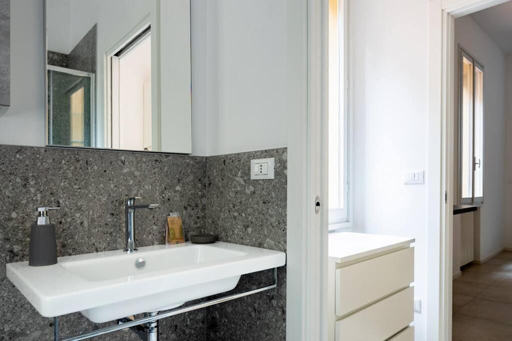 Apartment Isaia - 10 Minutes From Piazza Maggiore Bologna Exterior photo